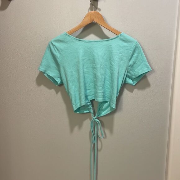 Nwot Wild Fable woman’s aqua green open back crop tee shirt - Picture 2 of 11